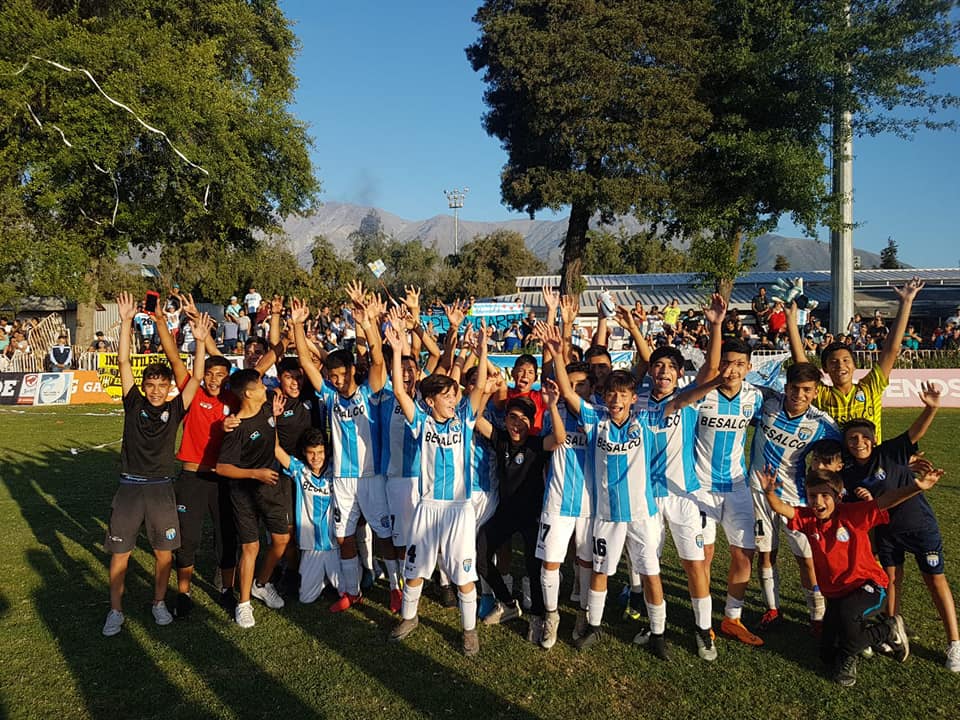 CELEBREMOS CARABELEROS, LA SUB 13 DE NUESTRO QUERIDO MAGALLANES LEVANTA LA COPA DE LA CATEGORIA Y ES CAMPEON 2018 3