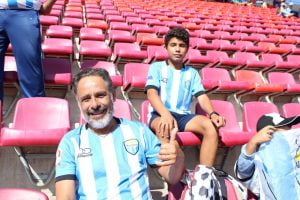 MANOJITOS.CL PRESENTA AL HINCHA DE LA SEMANA, DON LUIS ARAYA QUIEN NO SE CANSO DE GRITAR EN LA PORTADA Y NOS CUENTA ADEMÁS COMO SE HIZO FANÁTICO DE LA ACADEMIA 5