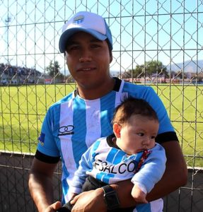 ALFREDO ANDIA Y SU TIERNO HIJO MÁXIMO SON LOS HINCHAS DE MAGALLANES DE LA SEMANA 5